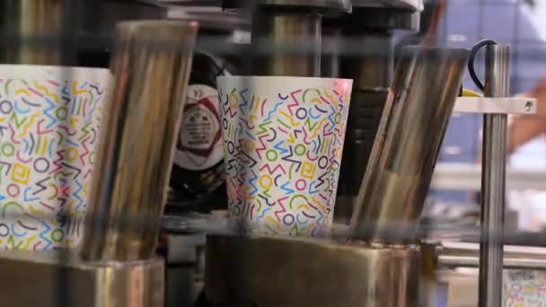 Máquina automática de fabricación de taza de papel de café durante el trabajo en la exposición — Vídeos de Stock