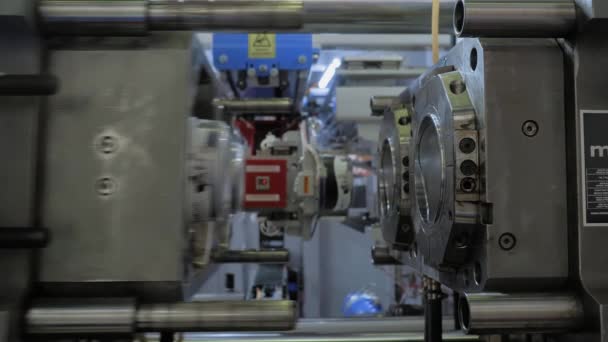 Spritzgießmaschine während der Arbeit: Produktion leerer Kunststoffschalen — Stockvideo