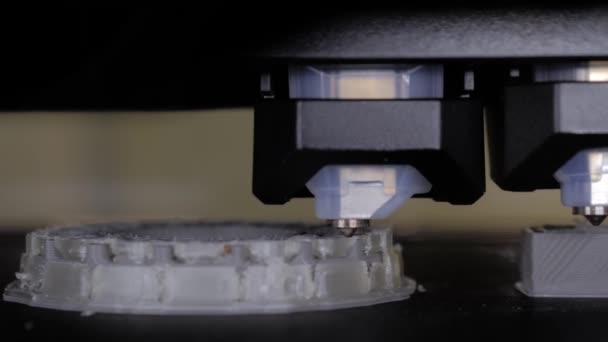 Κοντινό πλάνο: τρισδιάστατο εκτυπωτικό μηχάνημα εκτυπώνει φυσικό 3D μοντέλο — Αρχείο Βίντεο
