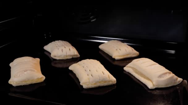 Timelapse - cinco pães com presunto, cozedura de queijo em forno elétrico — Vídeo de Stock