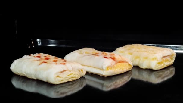 Timelapse - tres bollos caseros con mermelada de fresa roja horneando en horno eléctrico — Vídeos de Stock