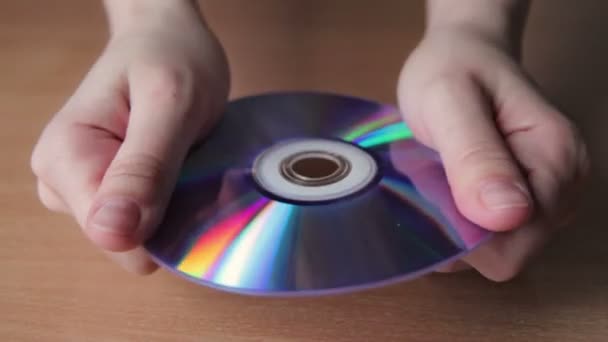 Jonge vrouw breken van Cd, Dvd — Stockvideo