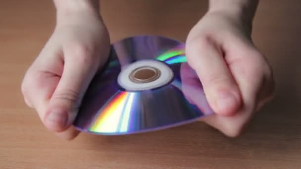 Νεαρή γυναίκα σπάζοντας Cd, Dvd — Αρχείο Βίντεο