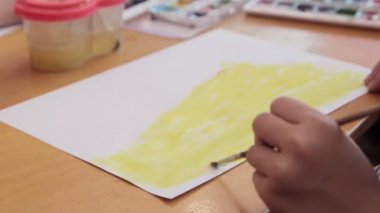 küçük kız boya ve fırça ile çizim