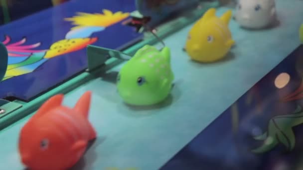 Pescados en un carnaval juego — Vídeo de stock