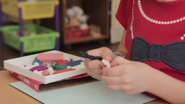 Stampi per bambini in plastilina sul tavolo — Video Stock