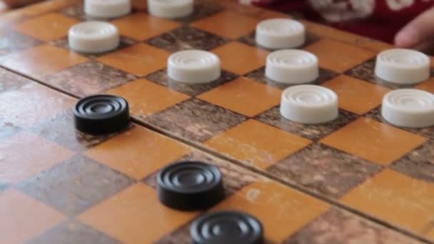 Дітей грати в шашки — стокове відео