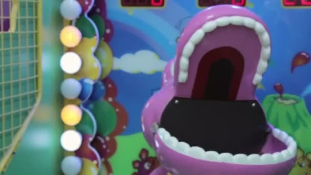 Máquina de jogo de arcade em um parque de diversões, dragão roxo — Vídeo de Stock