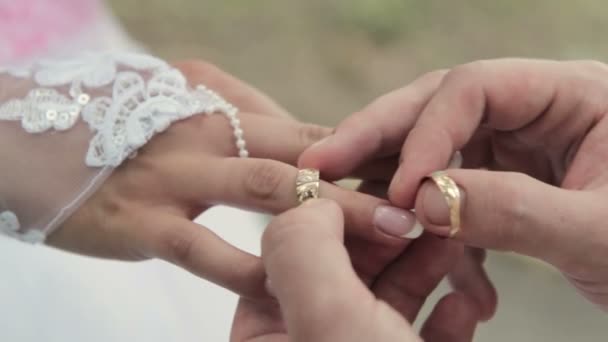 他放在她的结婚戒指 — 图库视频影像