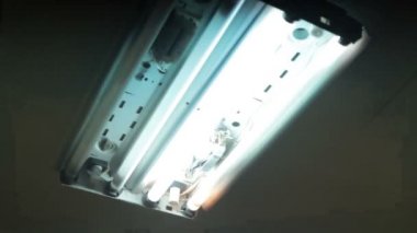 kırık eski floresan ampuller yanıp sönen