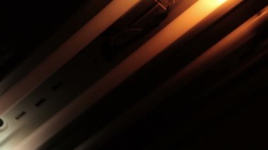 kırık eski floresan ampuller yanıp sönen