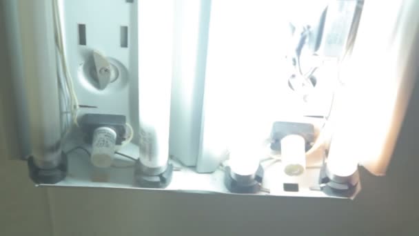 Vieilles ampoules fluorescentes cassées clignotant 