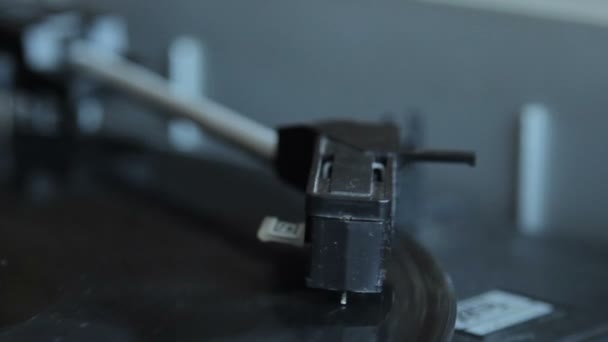 Record vinyl on turntable in vintage color tone — Stock Video