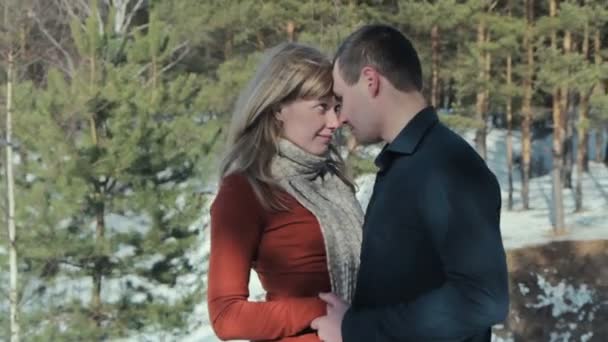 Влюбленная пара в зимнем лесу — стоковое видео