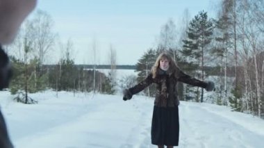 Kar kış ormandaki slowmotion kartopu sahip çift mücadele