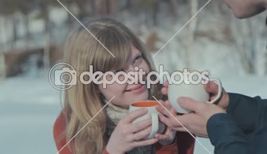 Doğanın keyfini ve sıcak çay içme bir kış tatil aşık genç Çift