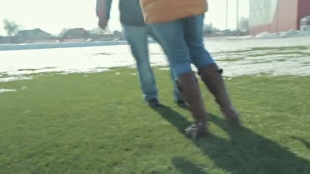 Casal jogando e correndo no campo de futebol — Vídeo de Stock