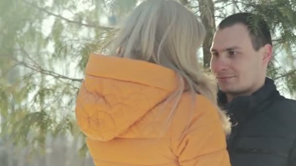 Liebespaar bei einem Date im Park, von Angesicht zu Angesicht stehend, plaudernd, junge glücklich lächelnde Frau, die ihren Freund spielerisch umarmt und anlächelt — Stockvideo