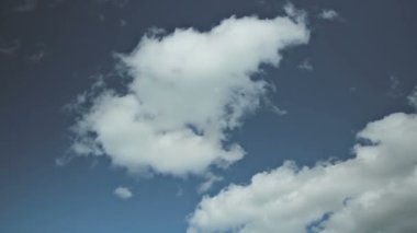 Bulutlar gökyüzünde çalıştıran. timelaps