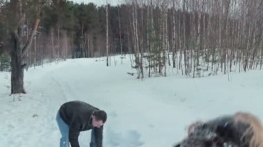 Genç çift sahip kartopu fight ve öp