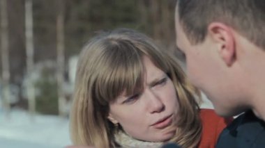 Komik çift gülüyor ve bir şey hakkında konuşuyor