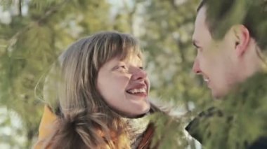 Komik çift gülüyor ve öpücük