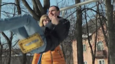 Çift parkta dinleniyor.