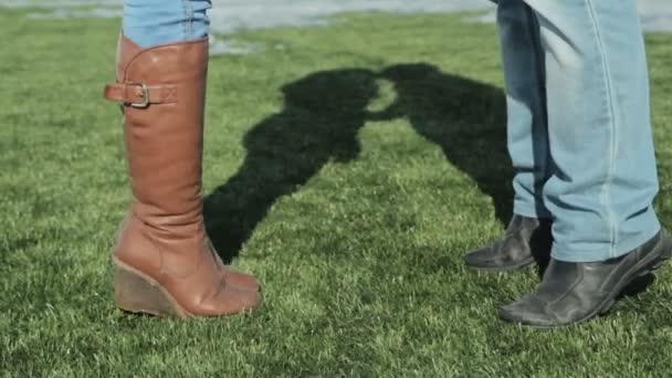 サッカー サッカーのフィールドで男性と女性の足 — ストック動画