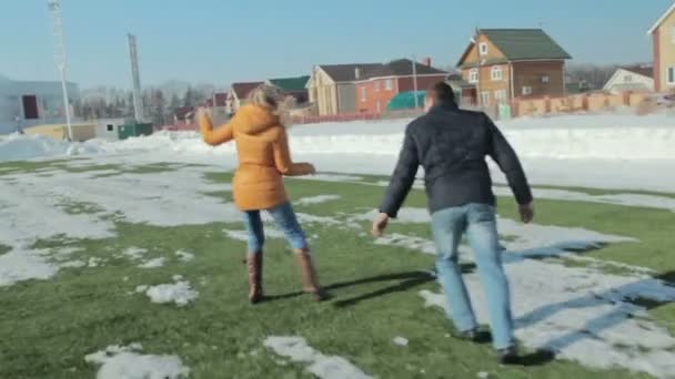 Pareja jugando y corriendo en el campo de fútbol — Vídeo de stock