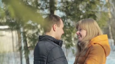 Romantik Çift konuşmak ve ormanda gülüyor