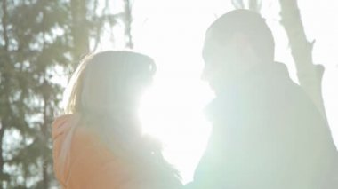 Romantik Çift ormanda öpüşme