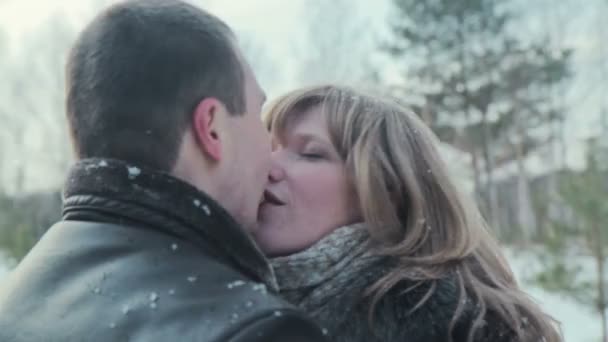 Романтична пара цілується в лісі — стокове відео
