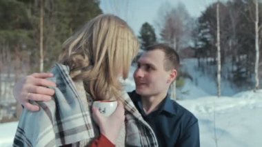 Doğanın keyfini ve sıcak çay içme bir kış tatil aşık genç Çift