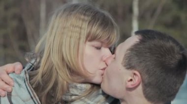 Öpüşmeyle bir kış tatil aşık genç Çift