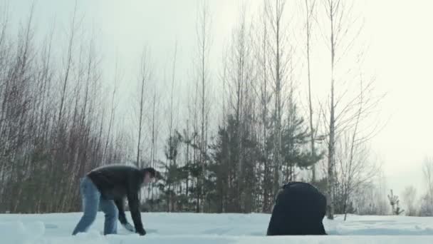 Jovem casal brincando ao ar livre na neve . — Vídeo de Stock