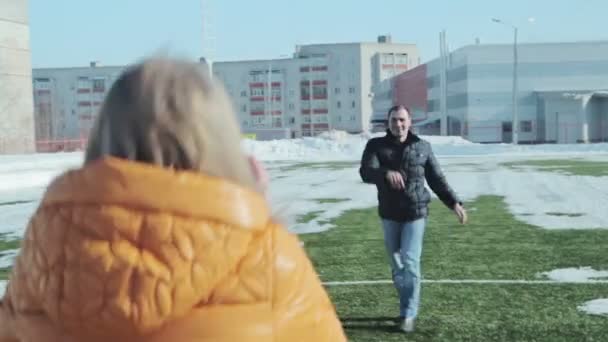 Casal jogando e correndo no campo de futebol — Vídeo de Stock