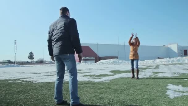 Pareja jugando y corriendo en el campo de fútbol — Vídeos de Stock