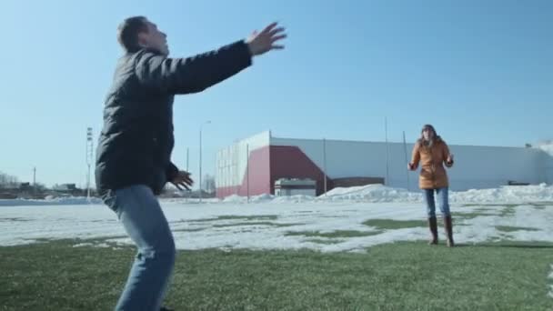 Pareja jugando y corriendo en el campo de fútbol — Vídeo de stock