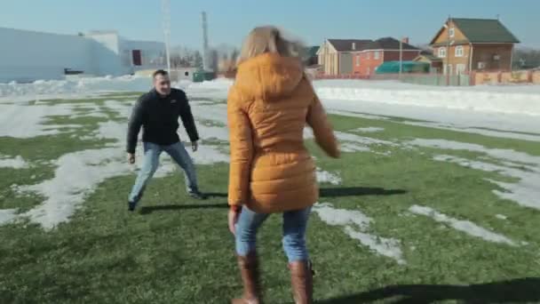 Пара, играющая и бегающая на футбольном поле — стоковое видео
