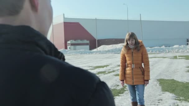 Paar spielt und rennt auf dem Fußballplatz — Stockvideo