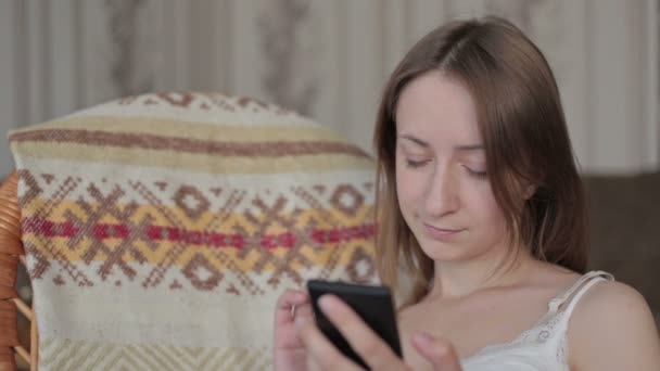 Young beautiful woman sitting with smart phone. — Stock Video