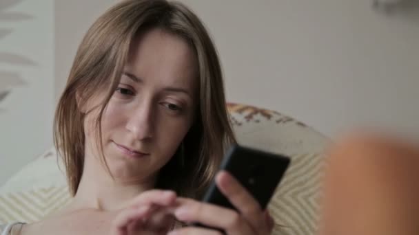 Ung vacker kvinna sitter med smart telefon. — Stockvideo