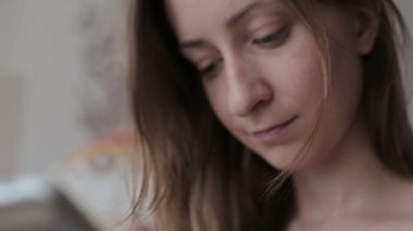 Ev içinde rocker rahatlatıcı adlı kadın, koltuk ve kullanma tablet