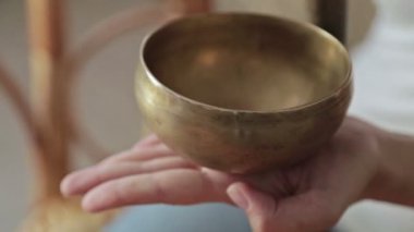 Genç güzel Bayan nepal şarkı kase ile rahatlatıcı