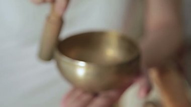 Genç güzel Bayan nepal şarkı kase ile rahatlatıcı