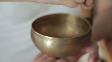 Genç güzel Bayan nepal şarkı kase ile rahatlatıcı