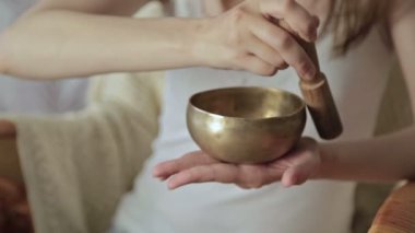 Genç güzel Bayan nepal şarkı kase ile rahatlatıcı