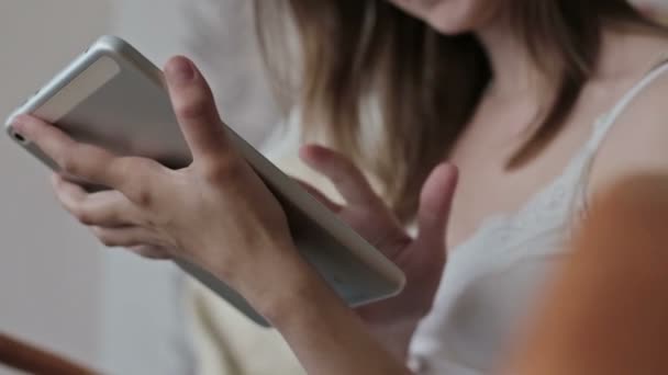 Mujer en casa relajándose en mecedora, sillón y el uso de la tableta — Vídeo de stock