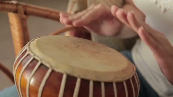 Mujer golpeando un bongo — Vídeos de Stock