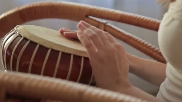 Mujer golpeando un bongo — Vídeos de Stock